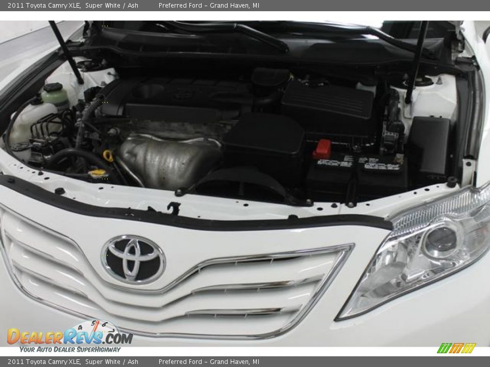 2011 Toyota Camry XLE Super White / Ash Photo #16