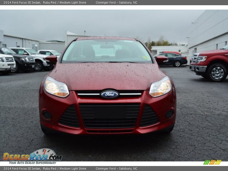 2014 Ford Focus SE Sedan Ruby Red / Medium Light Stone Photo #4