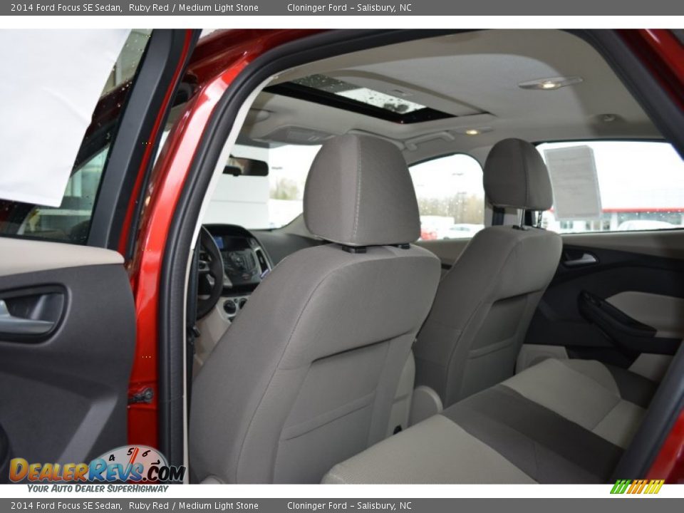 2014 Ford Focus SE Sedan Ruby Red / Medium Light Stone Photo #8