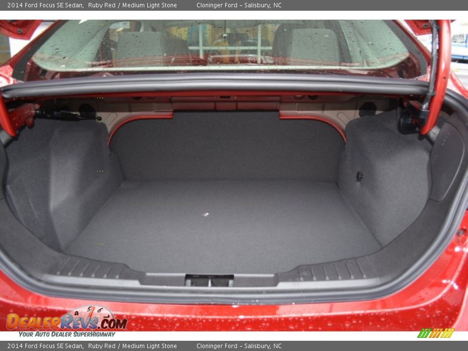 2014 Ford Focus SE Sedan Ruby Red / Medium Light Stone Photo #9