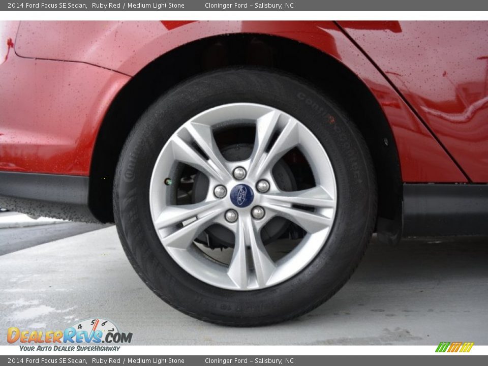 2014 Ford Focus SE Sedan Ruby Red / Medium Light Stone Photo #10