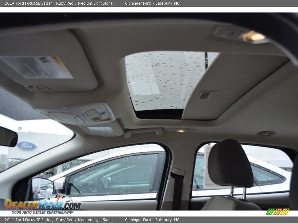 2014 Ford Focus SE Sedan Ruby Red / Medium Light Stone Photo #12