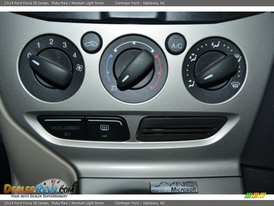 2014 Ford Focus SE Sedan Ruby Red / Medium Light Stone Photo #13