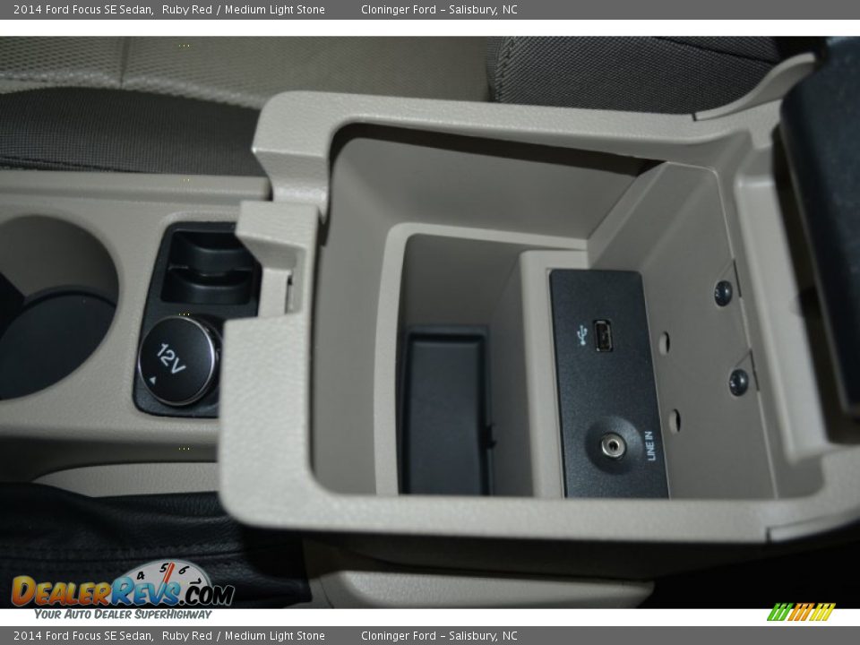 2014 Ford Focus SE Sedan Ruby Red / Medium Light Stone Photo #14