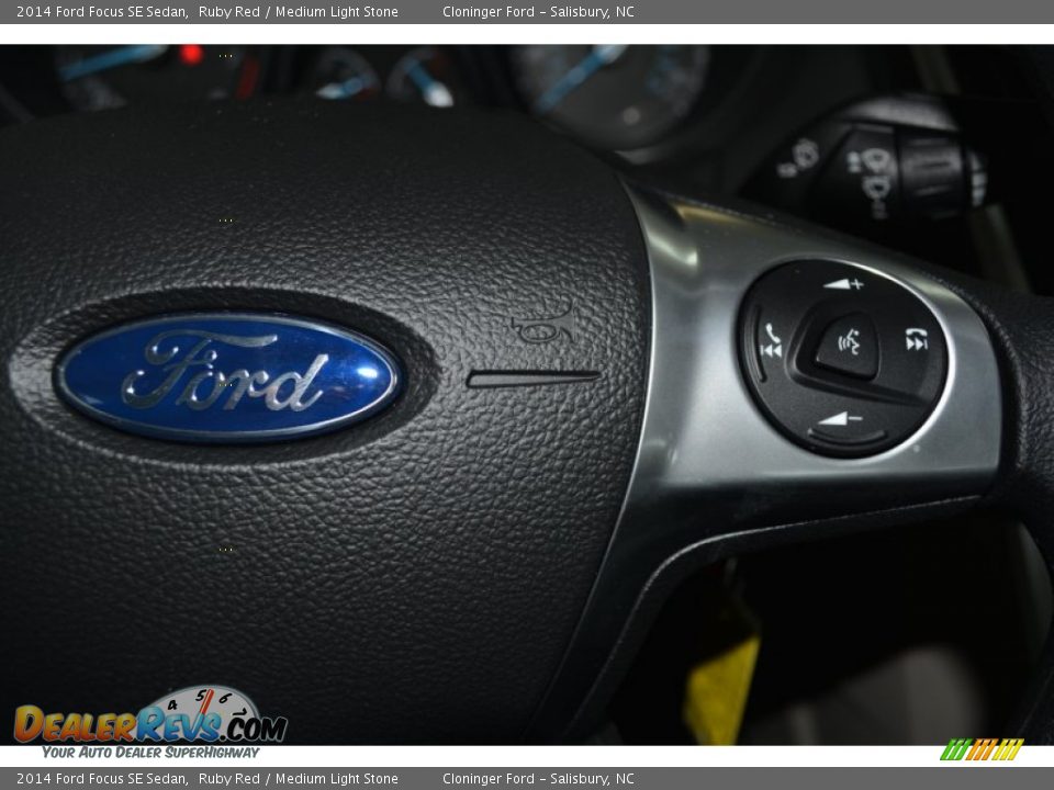 2014 Ford Focus SE Sedan Ruby Red / Medium Light Stone Photo #17