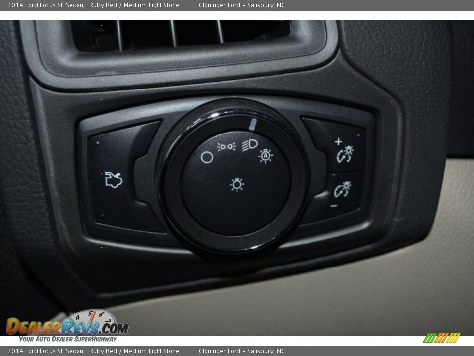2014 Ford Focus SE Sedan Ruby Red / Medium Light Stone Photo #19