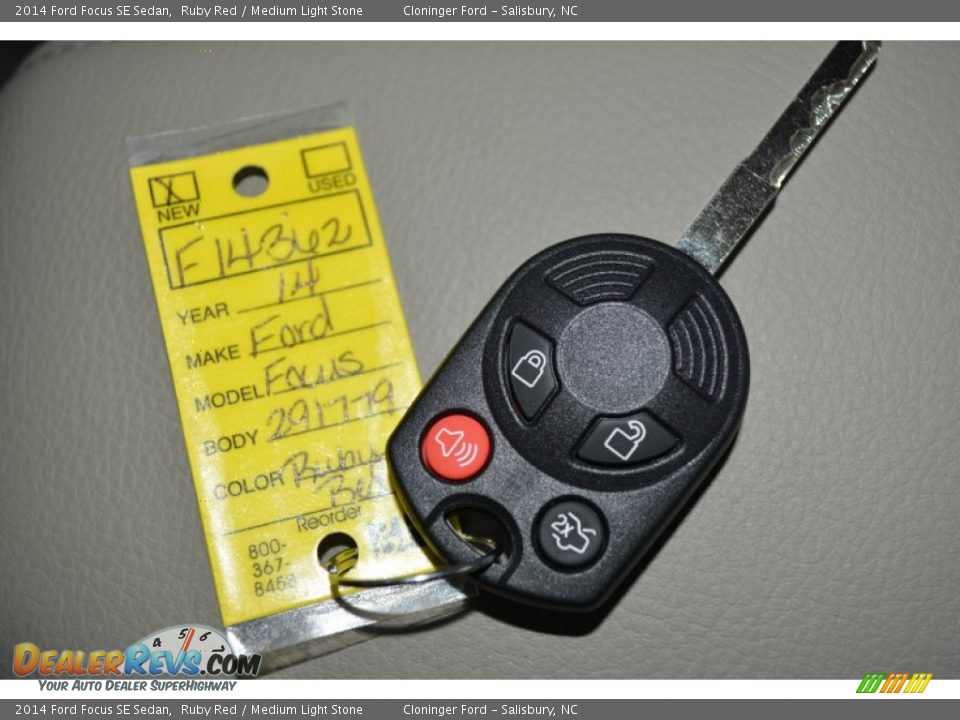 2014 Ford Focus SE Sedan Ruby Red / Medium Light Stone Photo #20