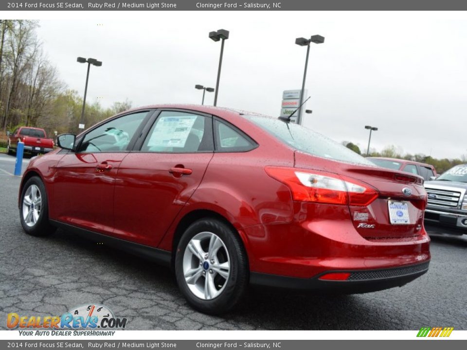 2014 Ford Focus SE Sedan Ruby Red / Medium Light Stone Photo #21