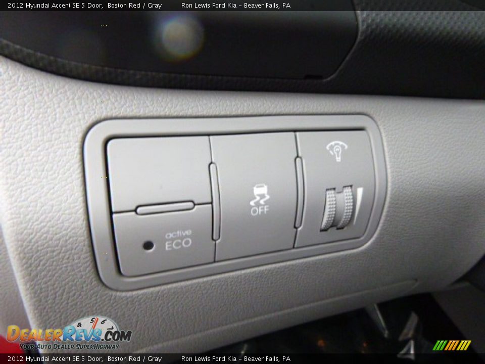 2012 Hyundai Accent SE 5 Door Boston Red / Gray Photo #15