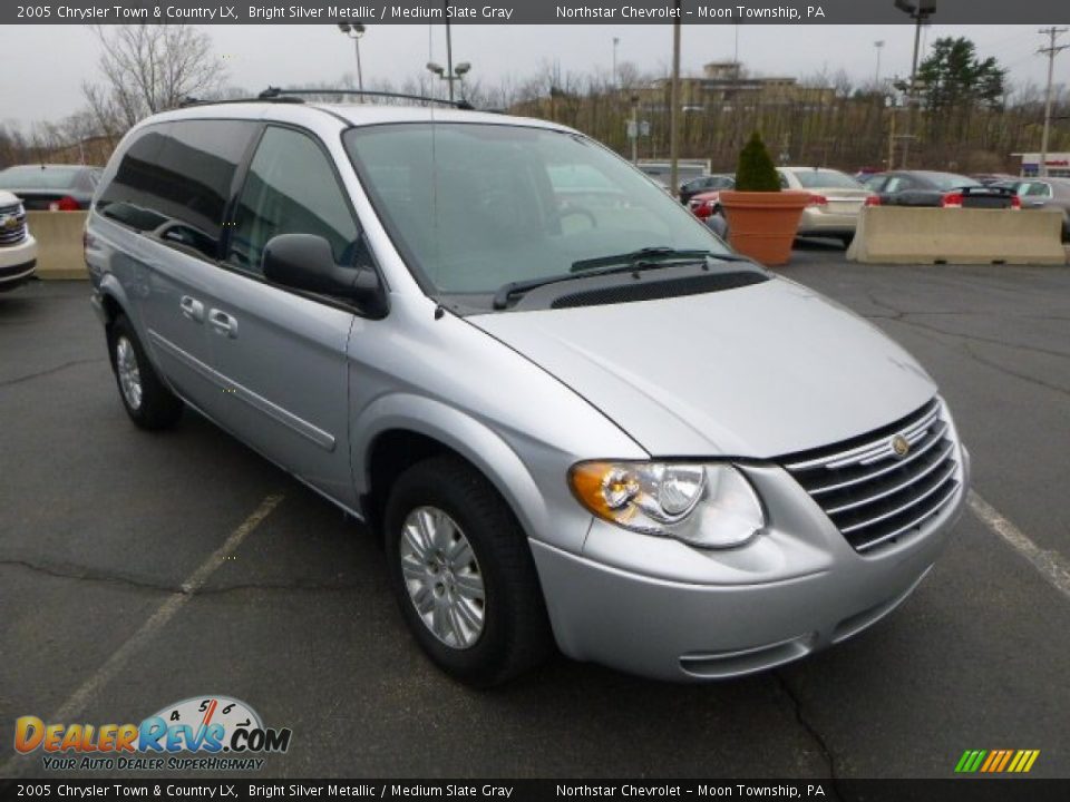 Front 3/4 View of 2005 Chrysler Town & Country LX Photo #7
