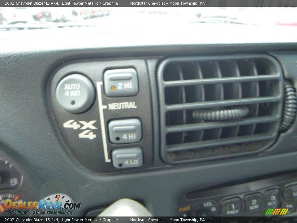 2002 Chevrolet Blazer LS 4x4 Light Pewter Metallic / Graphite Photo #17