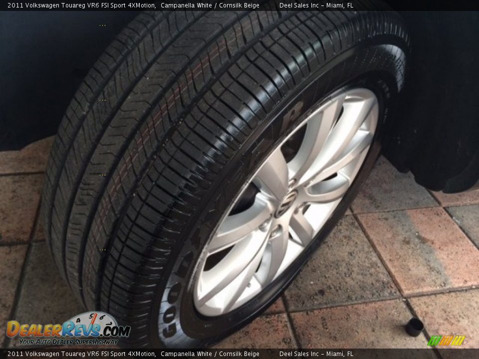 2011 Volkswagen Touareg VR6 FSI Sport 4XMotion Campanella White / Cornsilk Beige Photo #13