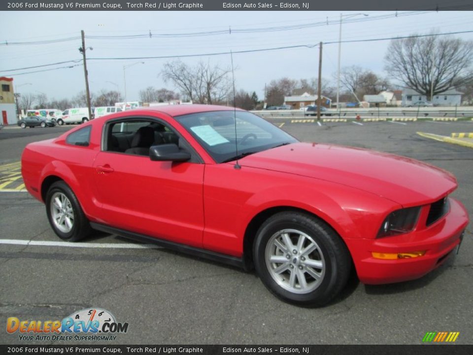 Front 3/4 View of 2006 Ford Mustang V6 Premium Coupe Photo #9