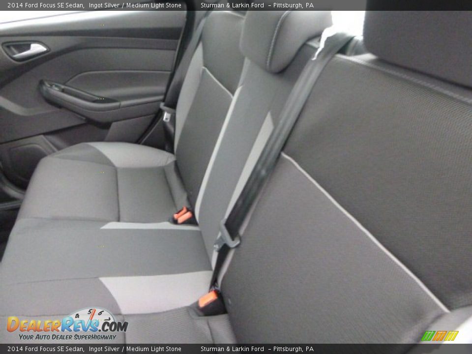2014 Ford Focus SE Sedan Ingot Silver / Medium Light Stone Photo #9