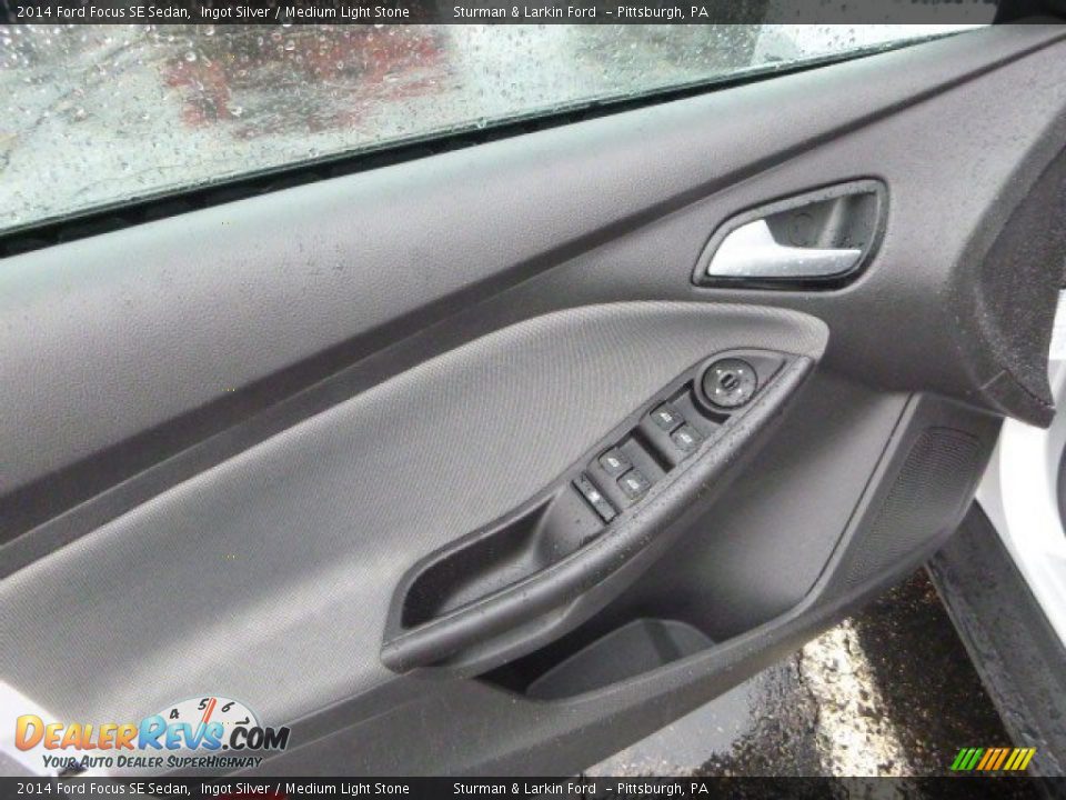 2014 Ford Focus SE Sedan Ingot Silver / Medium Light Stone Photo #11
