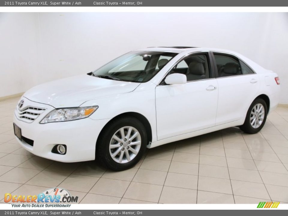 Front 3/4 View of 2011 Toyota Camry XLE Photo #3
