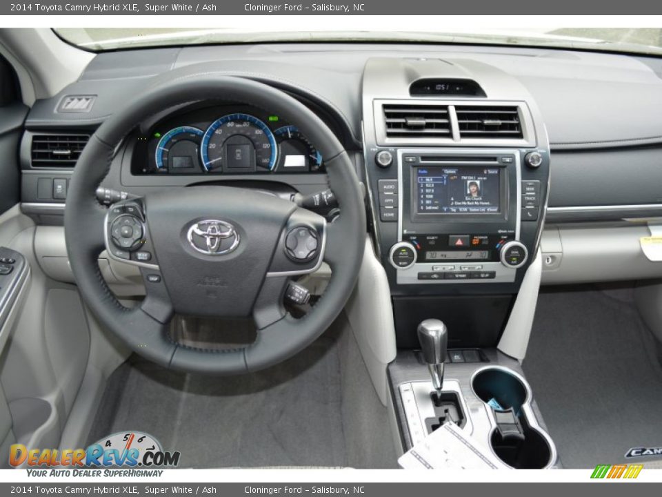 2014 Toyota Camry Hybrid XLE Super White / Ash Photo #11
