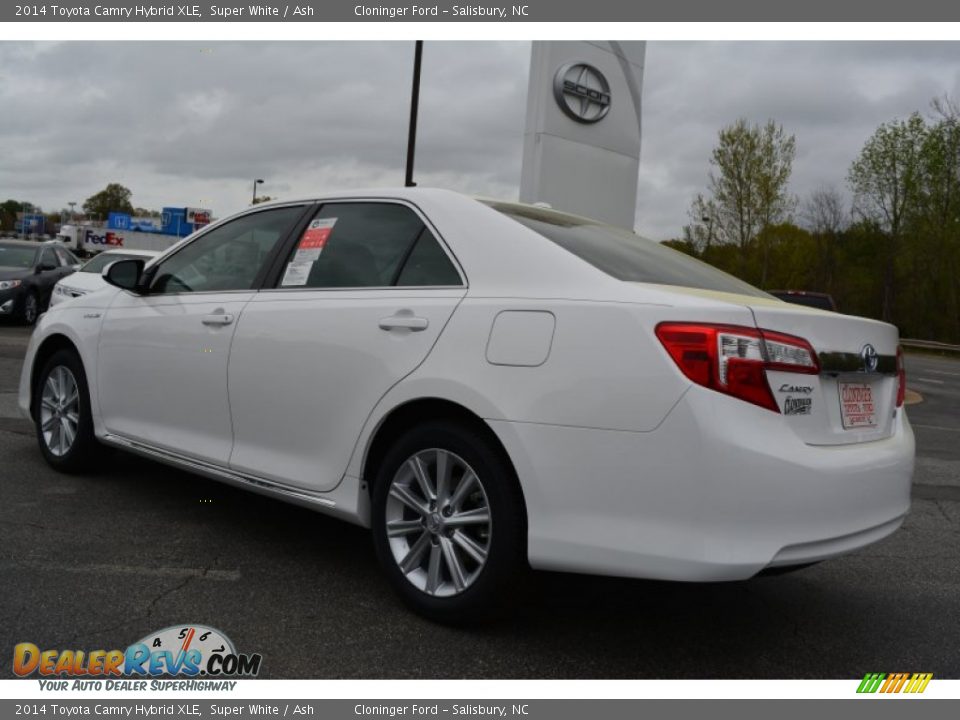 2014 Toyota Camry Hybrid XLE Super White / Ash Photo #25