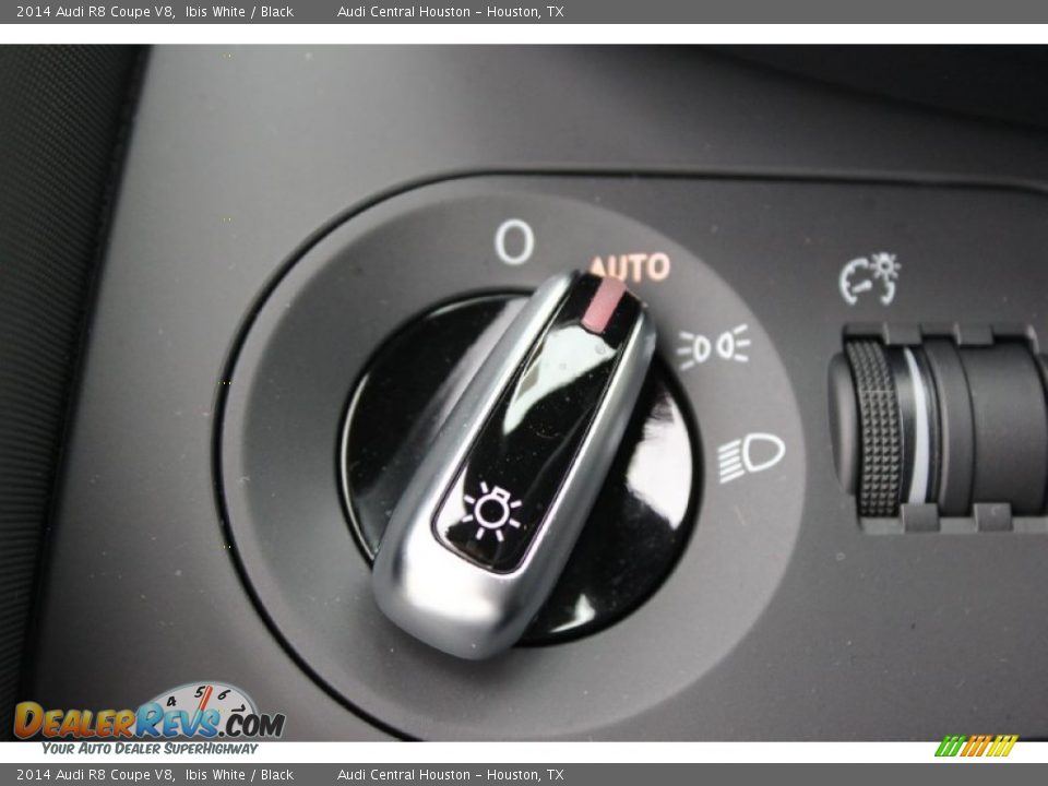 Controls of 2014 Audi R8 Coupe V8 Photo #35
