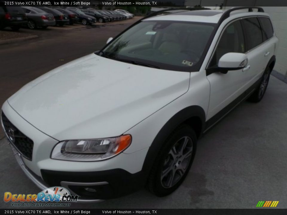 Front 3/4 View of 2015 Volvo XC70 T6 AWD Photo #3