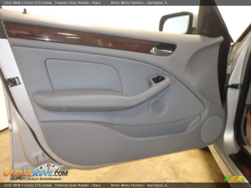 2002 BMW 3 Series 325i Sedan Titanium Silver Metallic / Black Photo #23