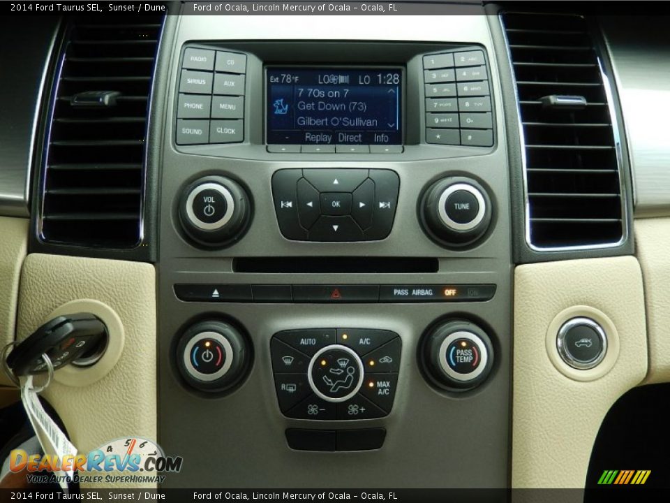 Controls of 2014 Ford Taurus SEL Photo #10