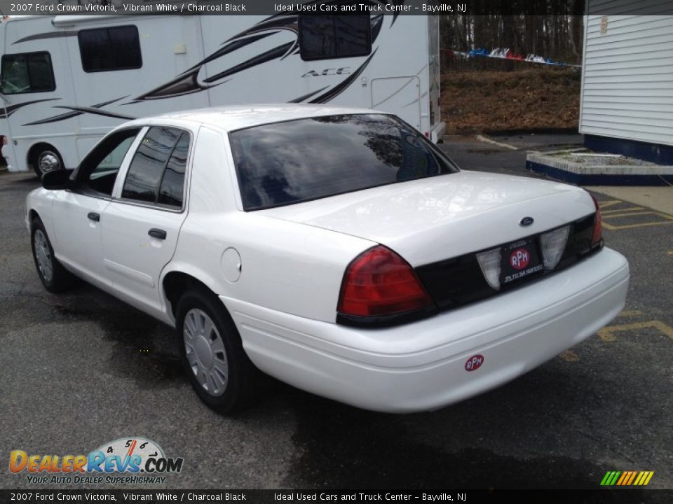 2007 Ford Crown Victoria Vibrant White / Charcoal Black Photo #16