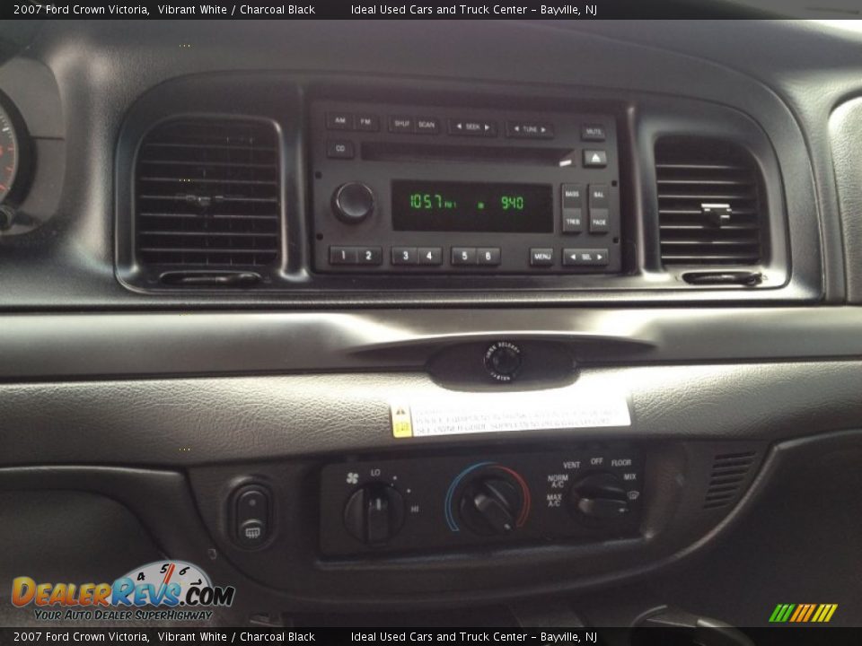 2007 Ford Crown Victoria Vibrant White / Charcoal Black Photo #27