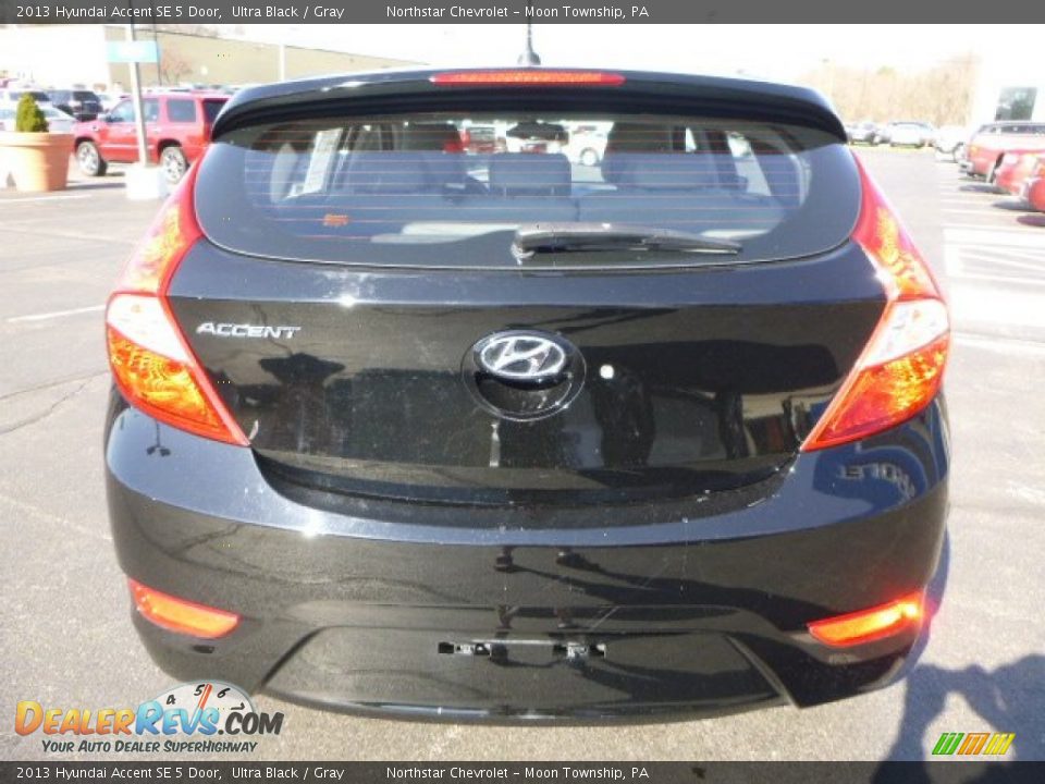 2013 Hyundai Accent SE 5 Door Ultra Black / Gray Photo #4
