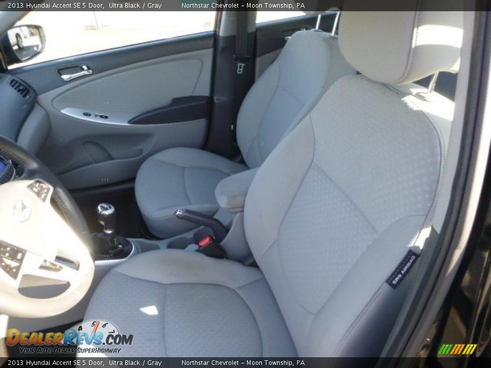 2013 Hyundai Accent SE 5 Door Ultra Black / Gray Photo #10