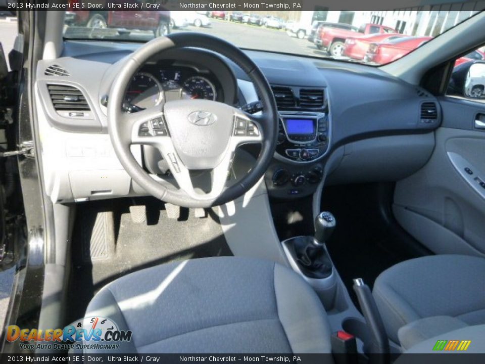 2013 Hyundai Accent SE 5 Door Ultra Black / Gray Photo #12