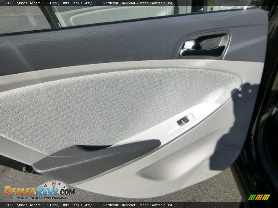 2013 Hyundai Accent SE 5 Door Ultra Black / Gray Photo #13