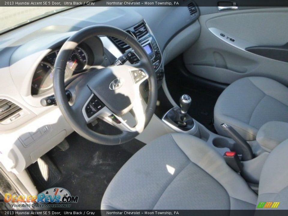 2013 Hyundai Accent SE 5 Door Ultra Black / Gray Photo #15