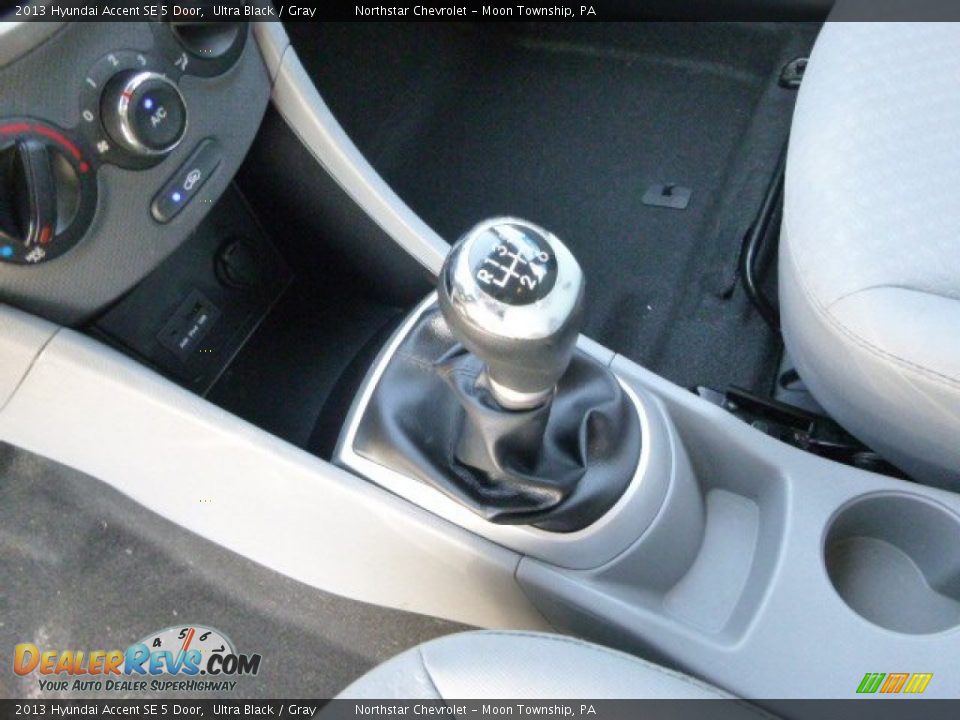 2013 Hyundai Accent SE 5 Door Ultra Black / Gray Photo #16