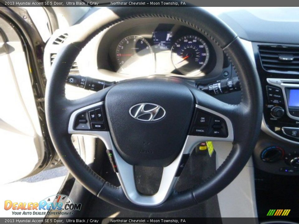 2013 Hyundai Accent SE 5 Door Ultra Black / Gray Photo #17