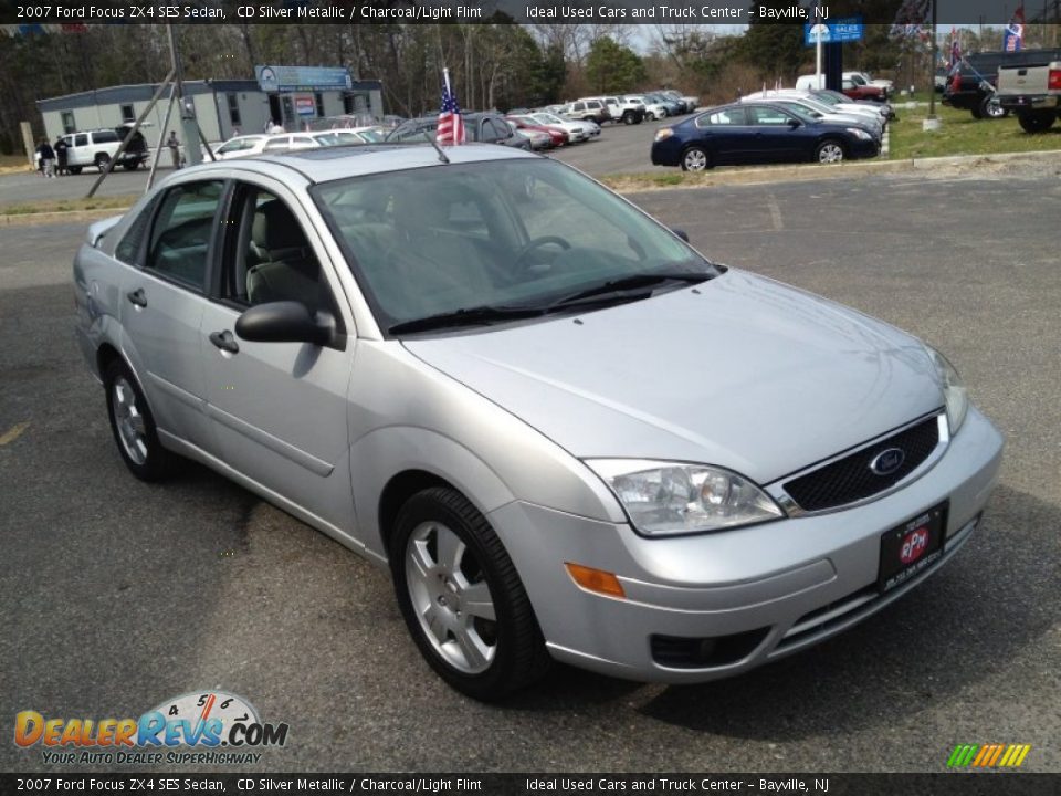 2007 Ford Focus ZX4 SES Sedan CD Silver Metallic / Charcoal/Light Flint Photo #5