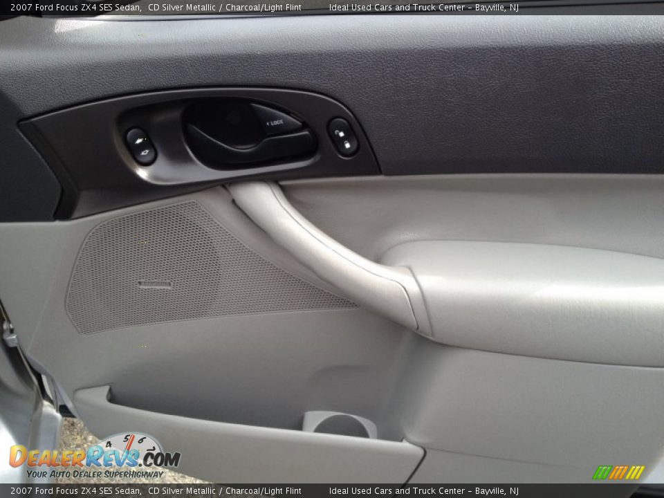 2007 Ford Focus ZX4 SES Sedan CD Silver Metallic / Charcoal/Light Flint Photo #9