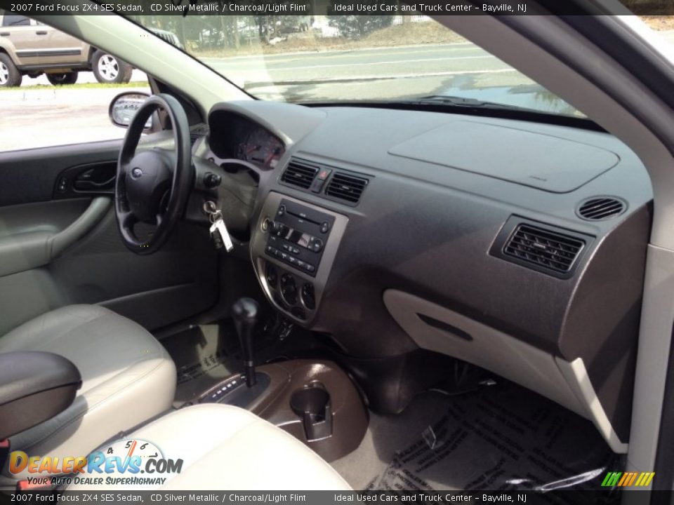 2007 Ford Focus ZX4 SES Sedan CD Silver Metallic / Charcoal/Light Flint Photo #10