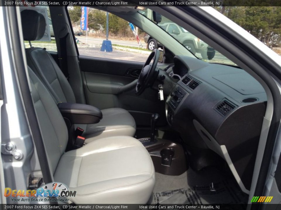 2007 Ford Focus ZX4 SES Sedan CD Silver Metallic / Charcoal/Light Flint Photo #11