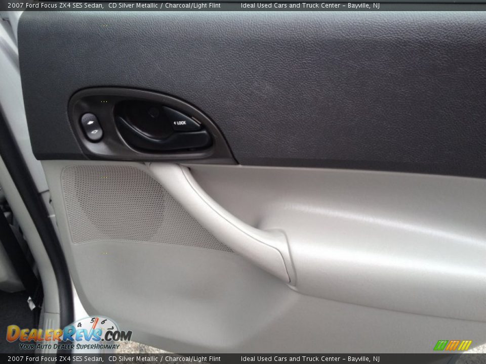 2007 Ford Focus ZX4 SES Sedan CD Silver Metallic / Charcoal/Light Flint Photo #12