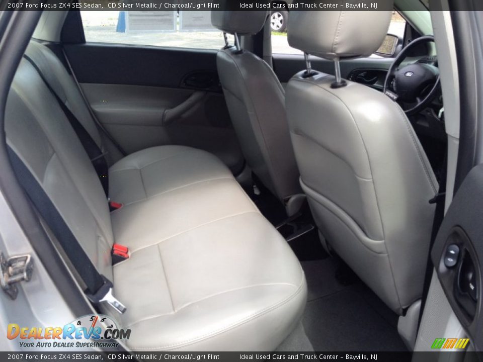 2007 Ford Focus ZX4 SES Sedan CD Silver Metallic / Charcoal/Light Flint Photo #13