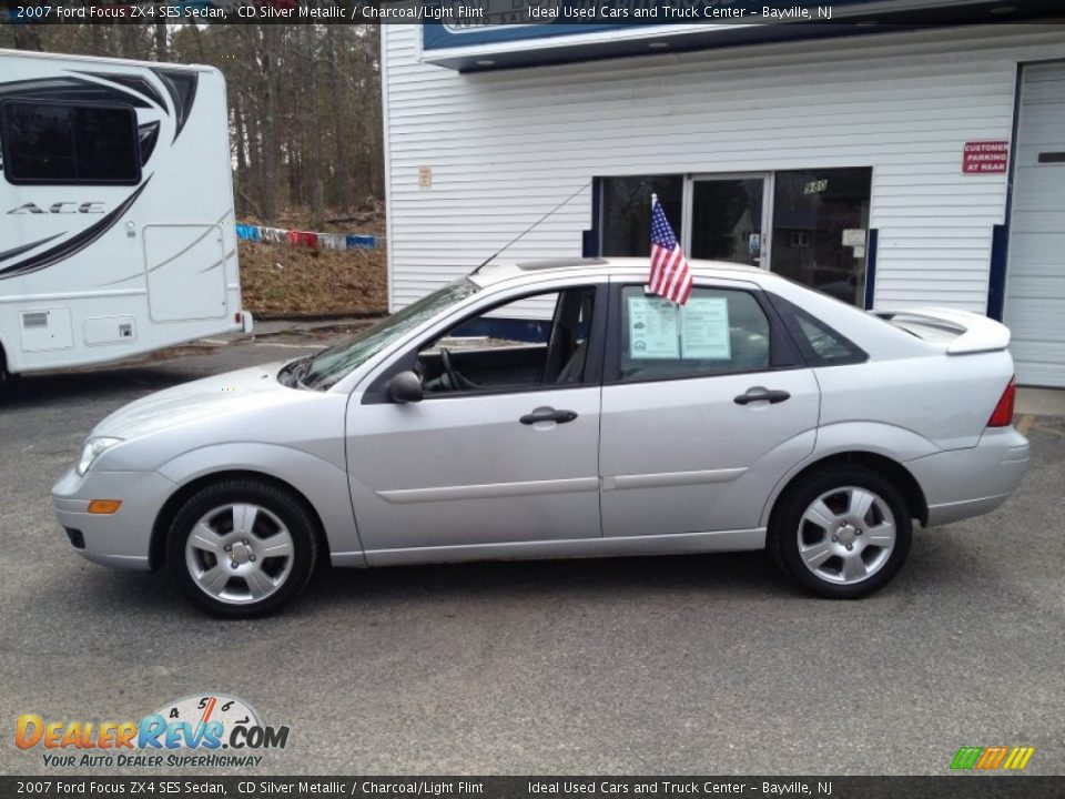 2007 Ford Focus ZX4 SES Sedan CD Silver Metallic / Charcoal/Light Flint Photo #18