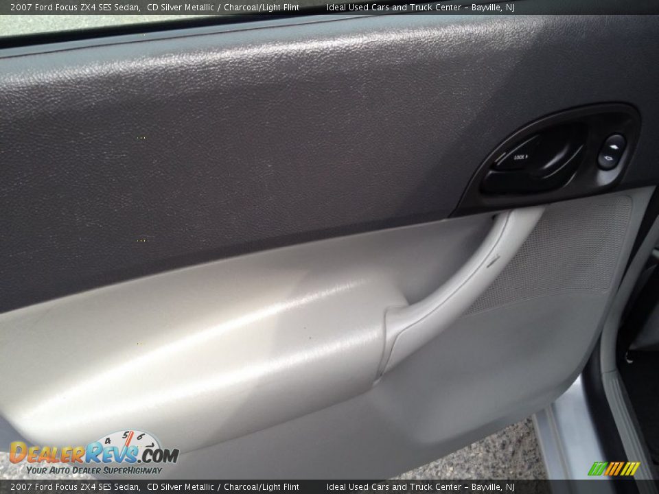 2007 Ford Focus ZX4 SES Sedan CD Silver Metallic / Charcoal/Light Flint Photo #19