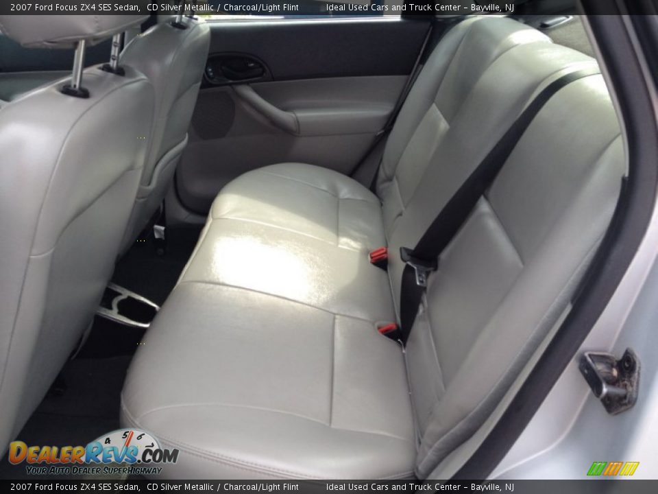 2007 Ford Focus ZX4 SES Sedan CD Silver Metallic / Charcoal/Light Flint Photo #20