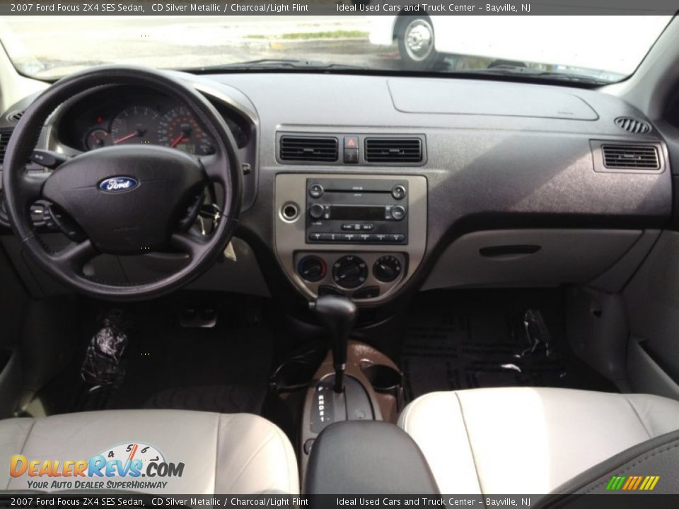 2007 Ford Focus ZX4 SES Sedan CD Silver Metallic / Charcoal/Light Flint Photo #22