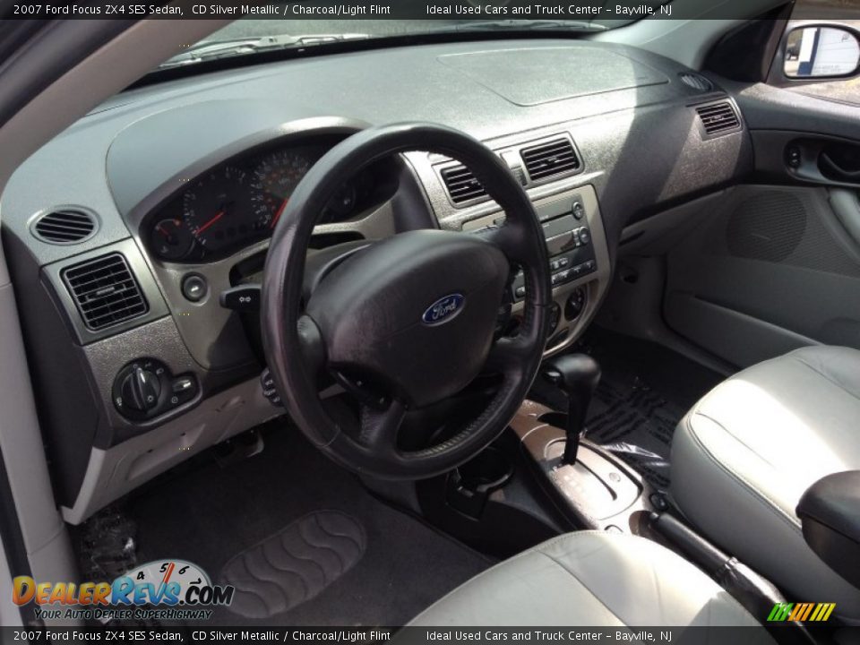 2007 Ford Focus ZX4 SES Sedan CD Silver Metallic / Charcoal/Light Flint Photo #23