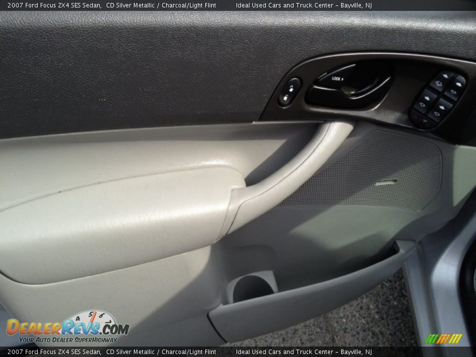 2007 Ford Focus ZX4 SES Sedan CD Silver Metallic / Charcoal/Light Flint Photo #24