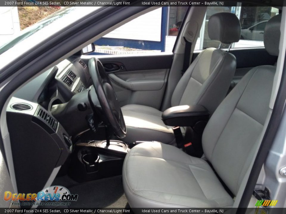 2007 Ford Focus ZX4 SES Sedan CD Silver Metallic / Charcoal/Light Flint Photo #25