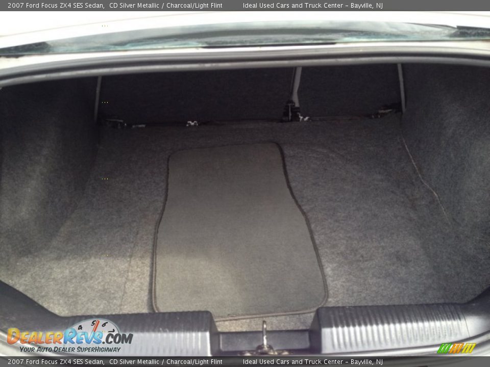2007 Ford Focus ZX4 SES Sedan CD Silver Metallic / Charcoal/Light Flint Photo #31