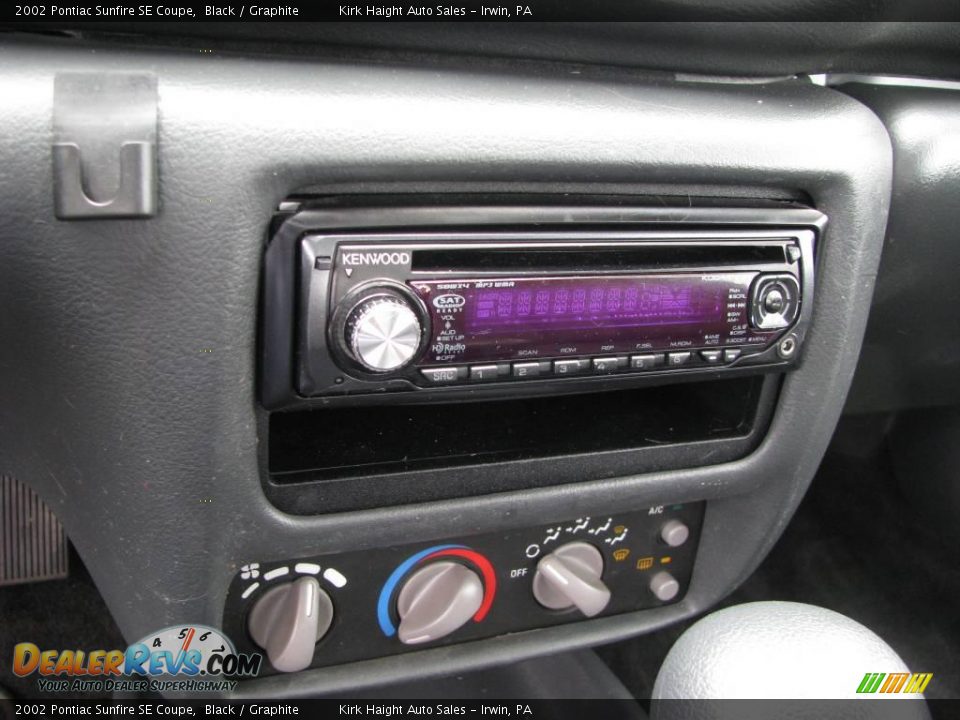 2002 Pontiac Sunfire SE Coupe Black / Graphite Photo #17